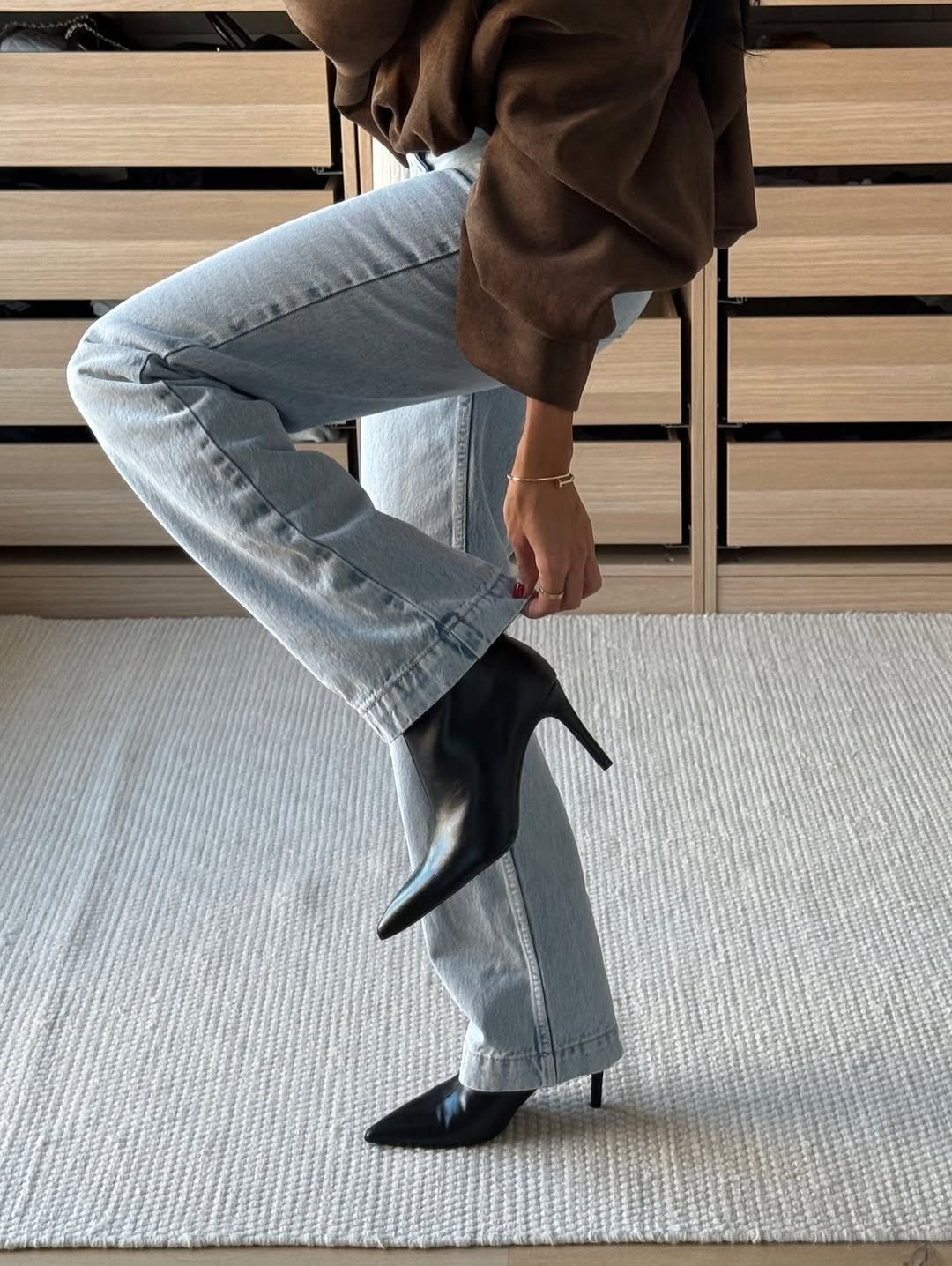 Photo by 무드혜 | 라이브방송 | 3040 체형커버 on April 13, 2026. May be an image of boots, wool, carpet, slingback shoes and text.