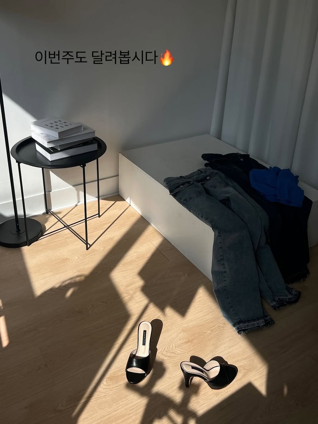 Photo by 무드혜 | 라이브방송 | 3040 체형커버 on April 19, 2026. May be an image of sandals, clothes hanger, rack, chaise lounge, cornflower, indoors and text.