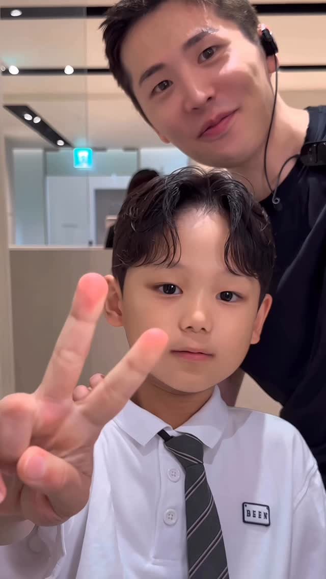 _mtaeho 게시물 이미지: 왕자님 오늘도 등장! 👑
부드럽게 흐르는 가르마 웨이브와
자연스러운 볼륨감이...