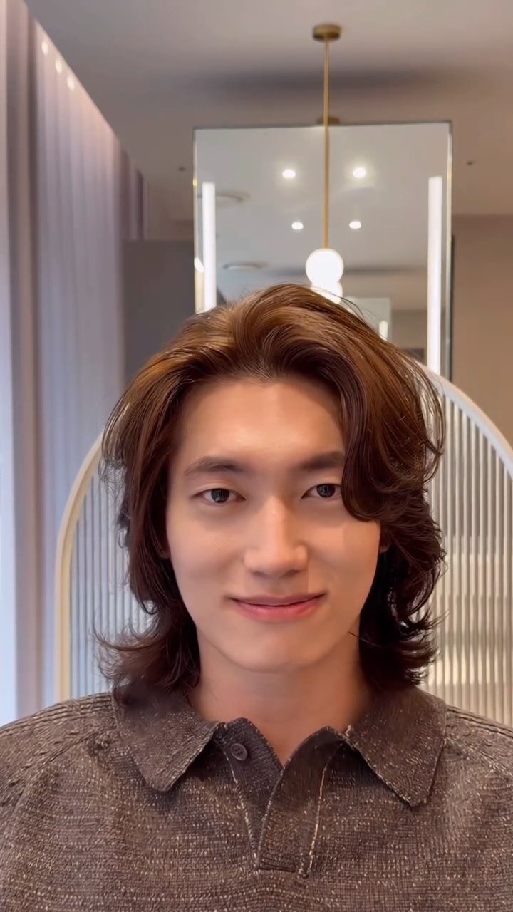 _mtaeho 게시물 이미지: “부드러운 헤이즐넛 브라운과 자연스러운 장발펌으로, 분위기를 한층...