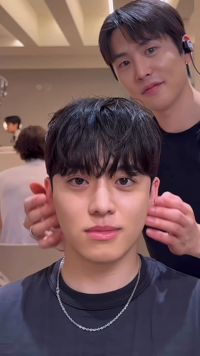 _mtaeho 게시물 이미지: 자연스러운 텍스쳐펌,
부담 없는 컬로 깔끔하게 떨어지는 명동 스타일.
부드러운...