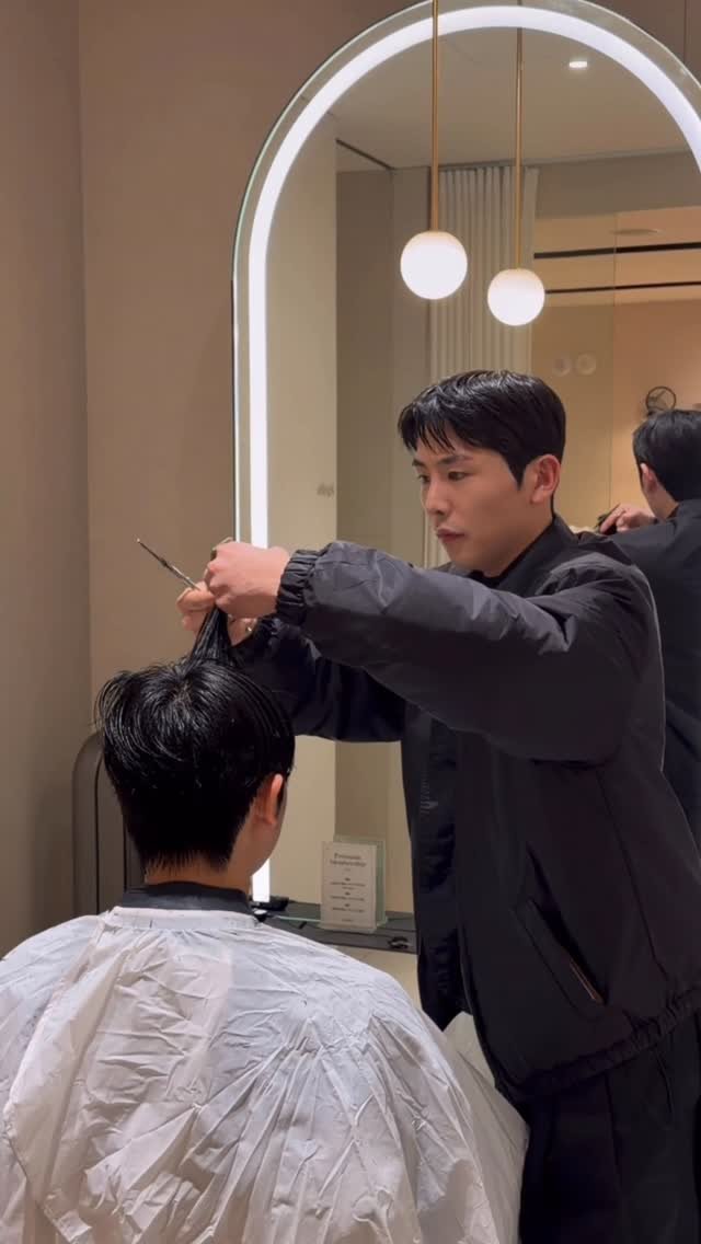 _mtaeho 게시물 이미지: Semi-Leaf Cut
자연스럽게
가볍게 손질해도 분위기 살아나는
요즘 남자...