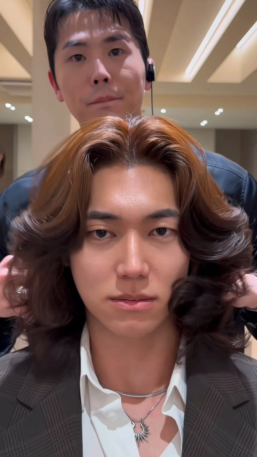 _mtaeho 게시물 이미지: 웨이브를 살린 남자 #장발펌 스타일입니다.
볼륨은 살리고, 기장에 맞춘 자연스러운...