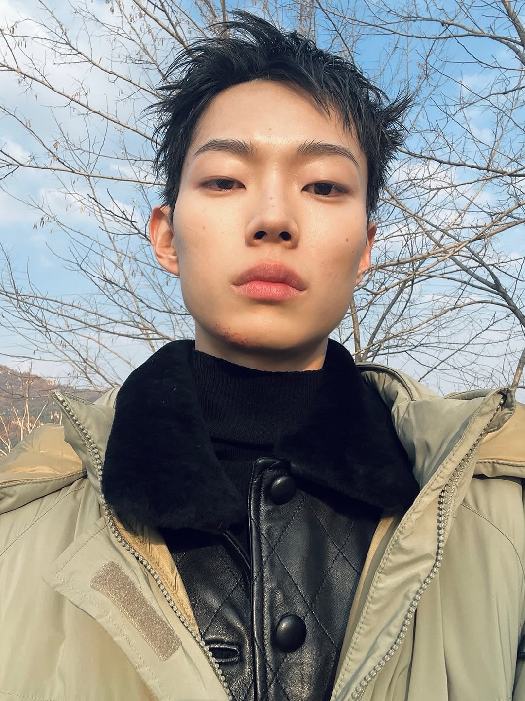 Photo by Junohair Myeongdong Arts Theater 태호대표원장 in 준오헤어 명동예술극장점 Juno Hair Myeongdong Art Theater Branch. May be an image of one or more people, bangs, makeup, goosedown coat, duffle coat, overcoat, turtleneck, parka, bolo tie and text.