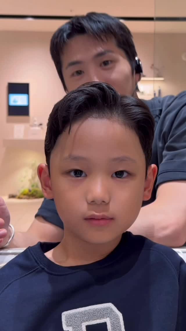 _mtaeho 게시물 이미지: 왕자님 오늘도 등장! 👑
클래식하게 넘긴 포마드 라인과
윤기 있는 텍스처가...