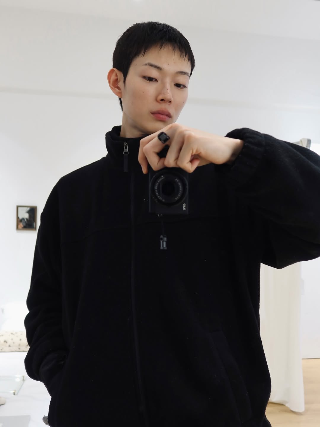 Photo shared by Junohair Myeongdong Arts Theater 태호대표원장 on January 30, 2026 tagging @myeongdong_hairsalon_juno. May be a selfie of one or more people, duffle coat, sweatshirt, turtleneck, mirror and text.