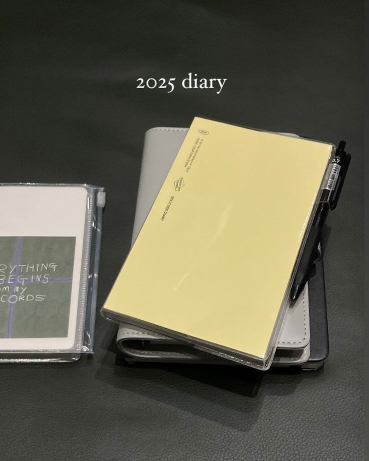 Photo shared by 믹믹 on November 02, 2024 tagging @iconic_story, @at_minuit, and @analogue_keeper.