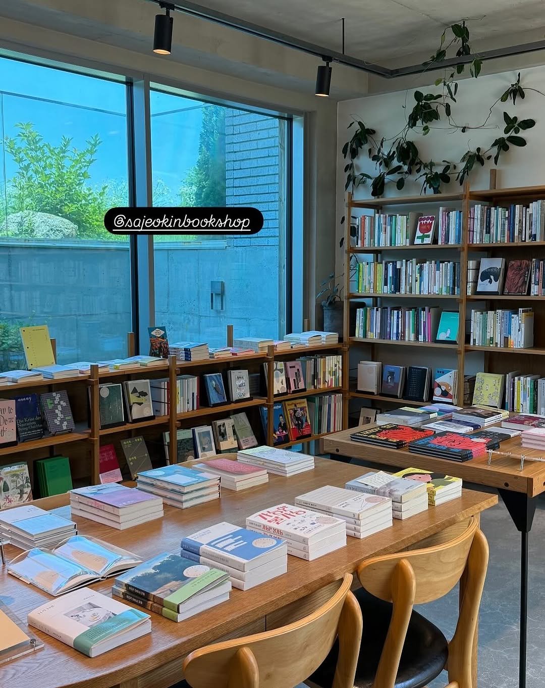 Photo shared by 믹믹 on June 23, 2025 tagging @sajeokinbookshop.