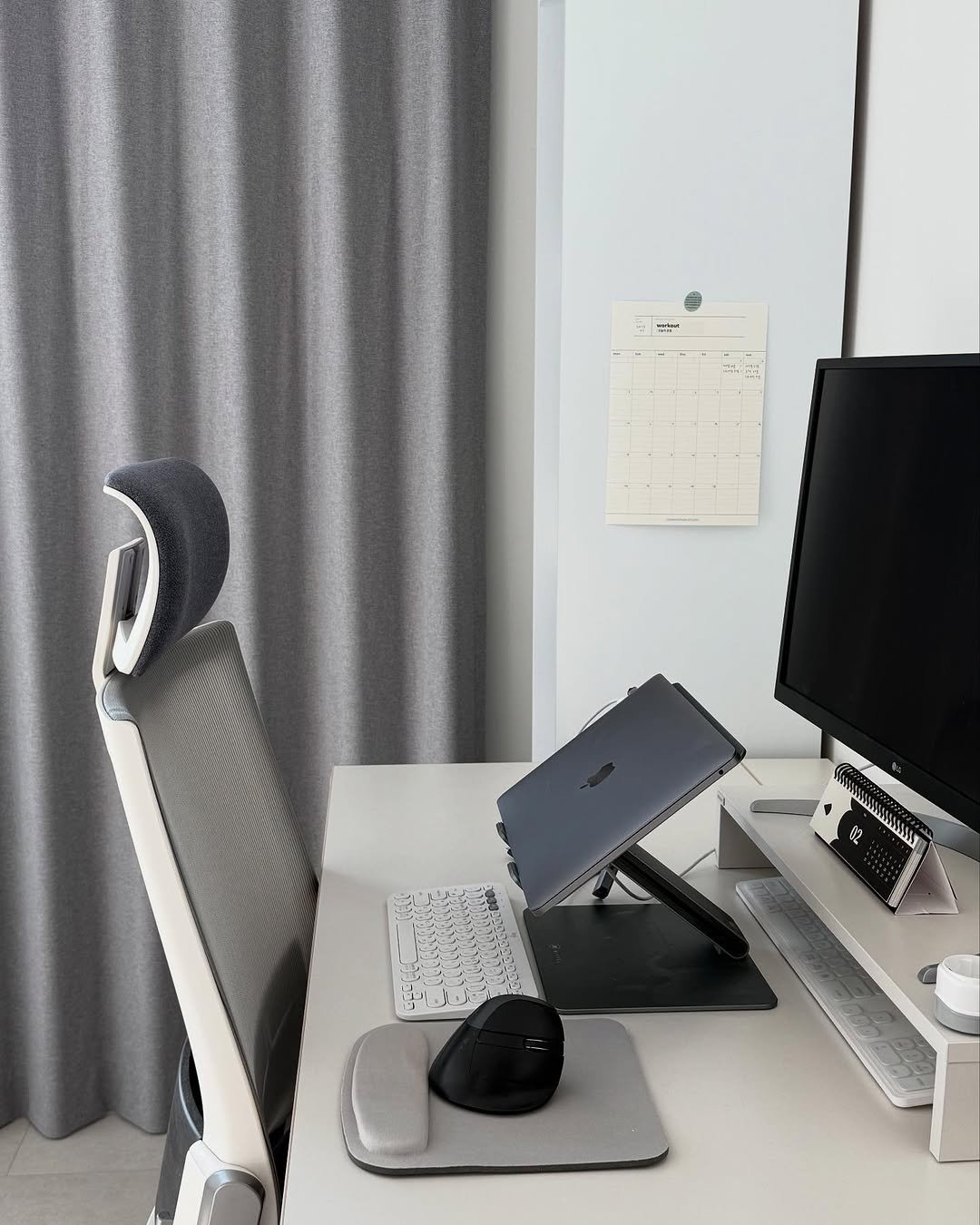 Photo shared by 믹믹 on March 09, 2025 tagging @desker_official, and @composition_studio_kr.