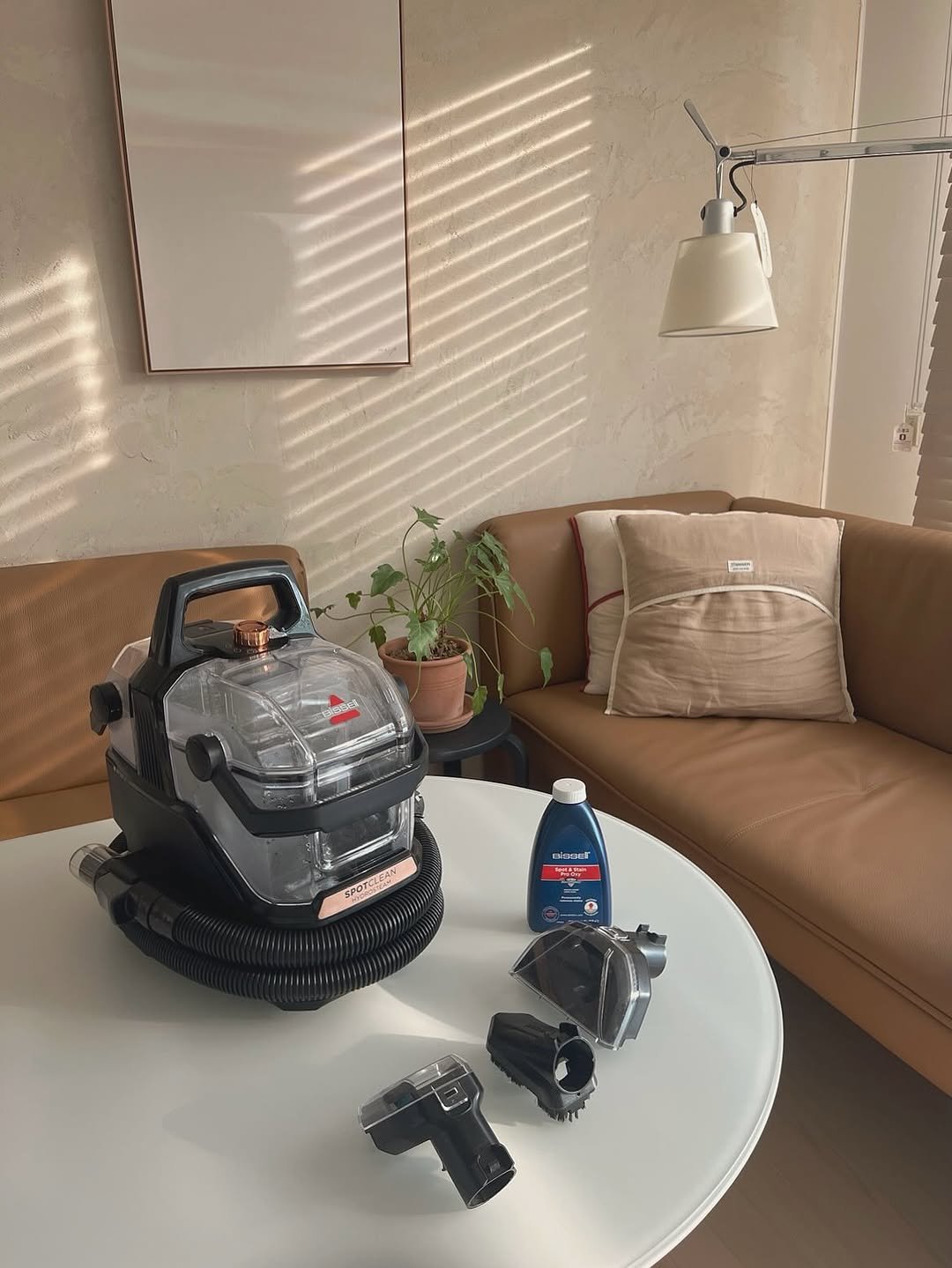 Photo shared by 우드인테리어 • 홈스타일링 • 집꾸미기 on September 12, 2025 tagging @bissell_korea. May be an image of clothes iron, hand drill, grinder, scraper, camcorder, stapler, vacuum, portable cassette player, blower and text.