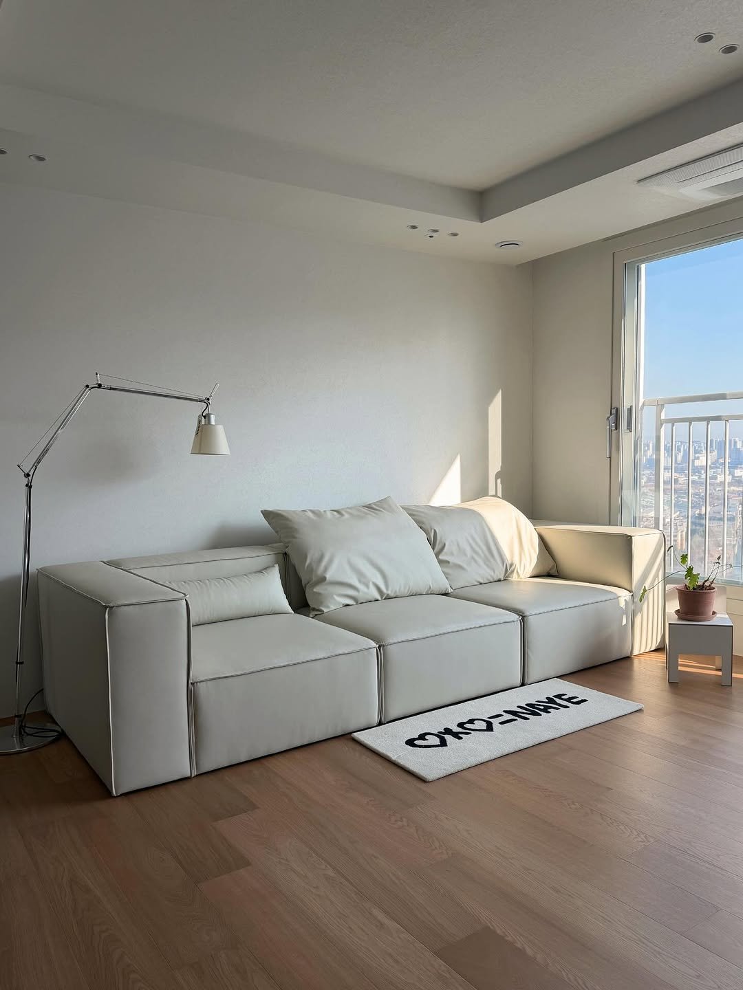 Photo by 우드인테리어 • 홈스타일링 • 집꾸미기 on February 02, 2026. May be an image of lighting, sofa, armchair, chaise lounge, living room, indoors and text.