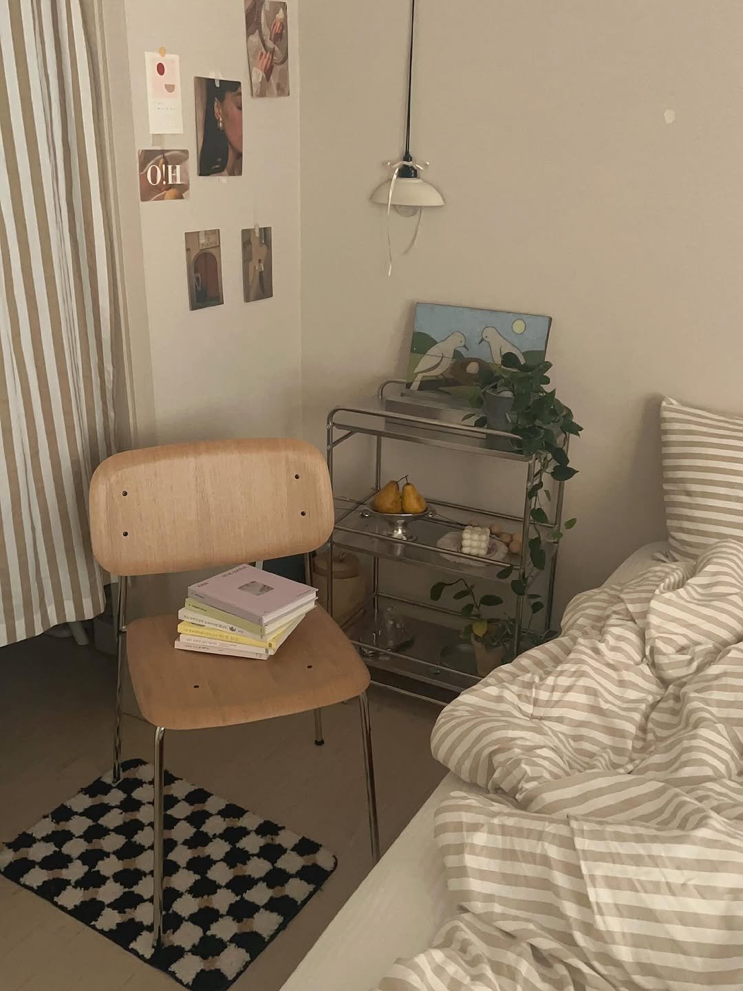 Photo shared by 우드인테리어 • 홈스타일링 • 집꾸미기 on December 19, 2025 tagging @todayhouse. May be an image of house plant, bedroom and text.