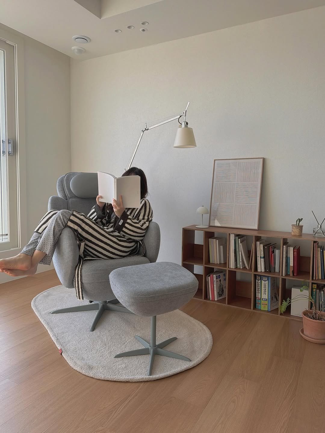 Photo by 우드인테리어 • 홈스타일링 • 집꾸미기 on February 06, 2026. May be an image of chair, chaise lounge, armchair, living room, indoors and text.