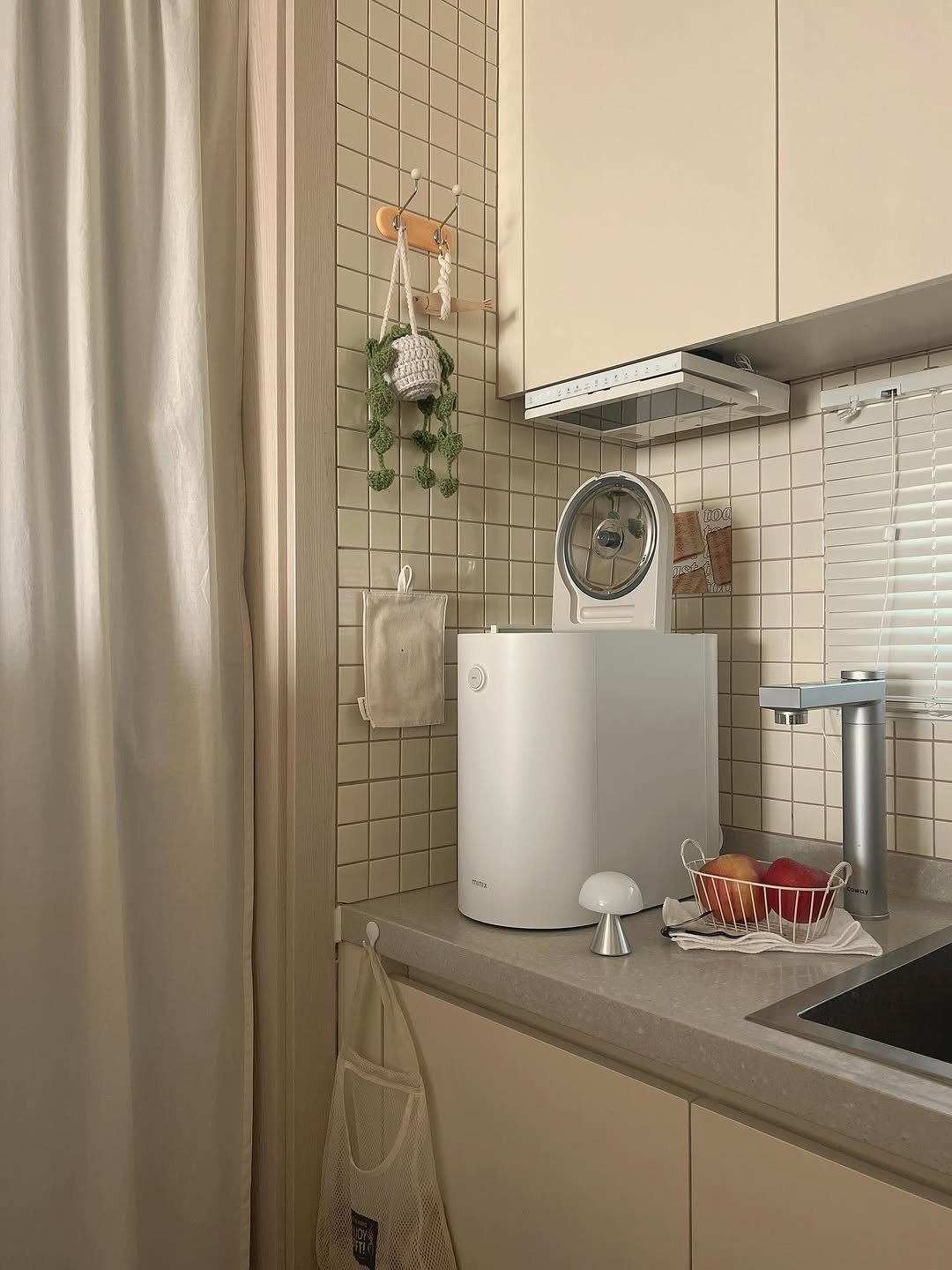 Photo shared by 우드인테리어 • 홈스타일링 • 집꾸미기 on December 28, 2025 tagging @minix_official. May be an image of kitchenware, rack, spice rack, microwave, indoors, kitchen and text.