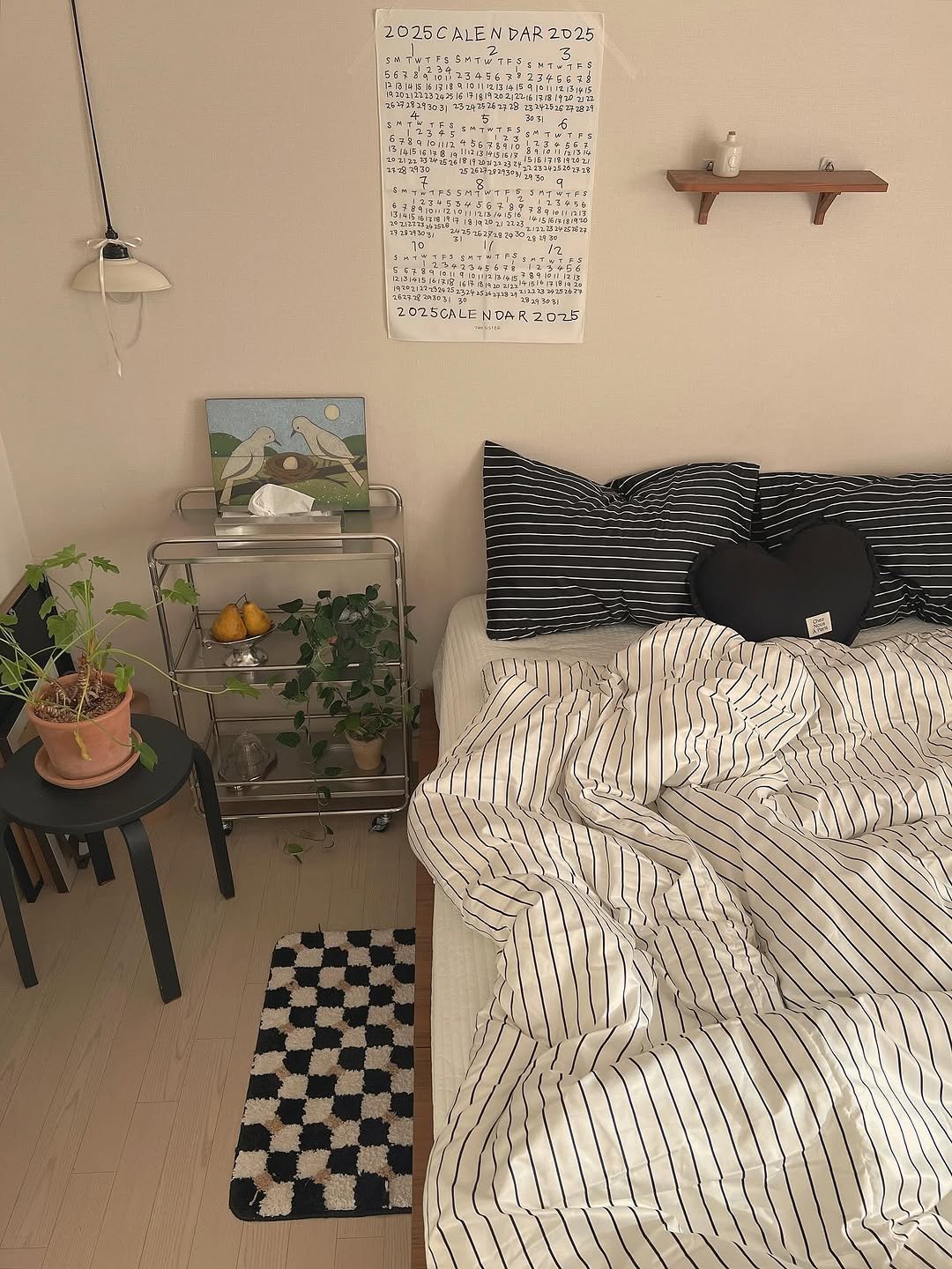 Photo shared by 우드인테리어 • 홈스타일링 • 집꾸미기 on October 31, 2025 tagging @todayhouse, and @kibon.ohouse. May be an image of house plant, mattress, bedroom, indoors and text.