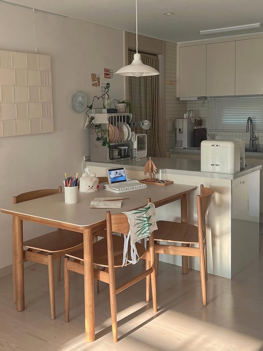 Photo by 우드인테리어 • 홈스타일링 • 집꾸미기 on February 04, 2026. May be an image of kitchen table, kitchenware, dining table, indoors, kitchen and text.