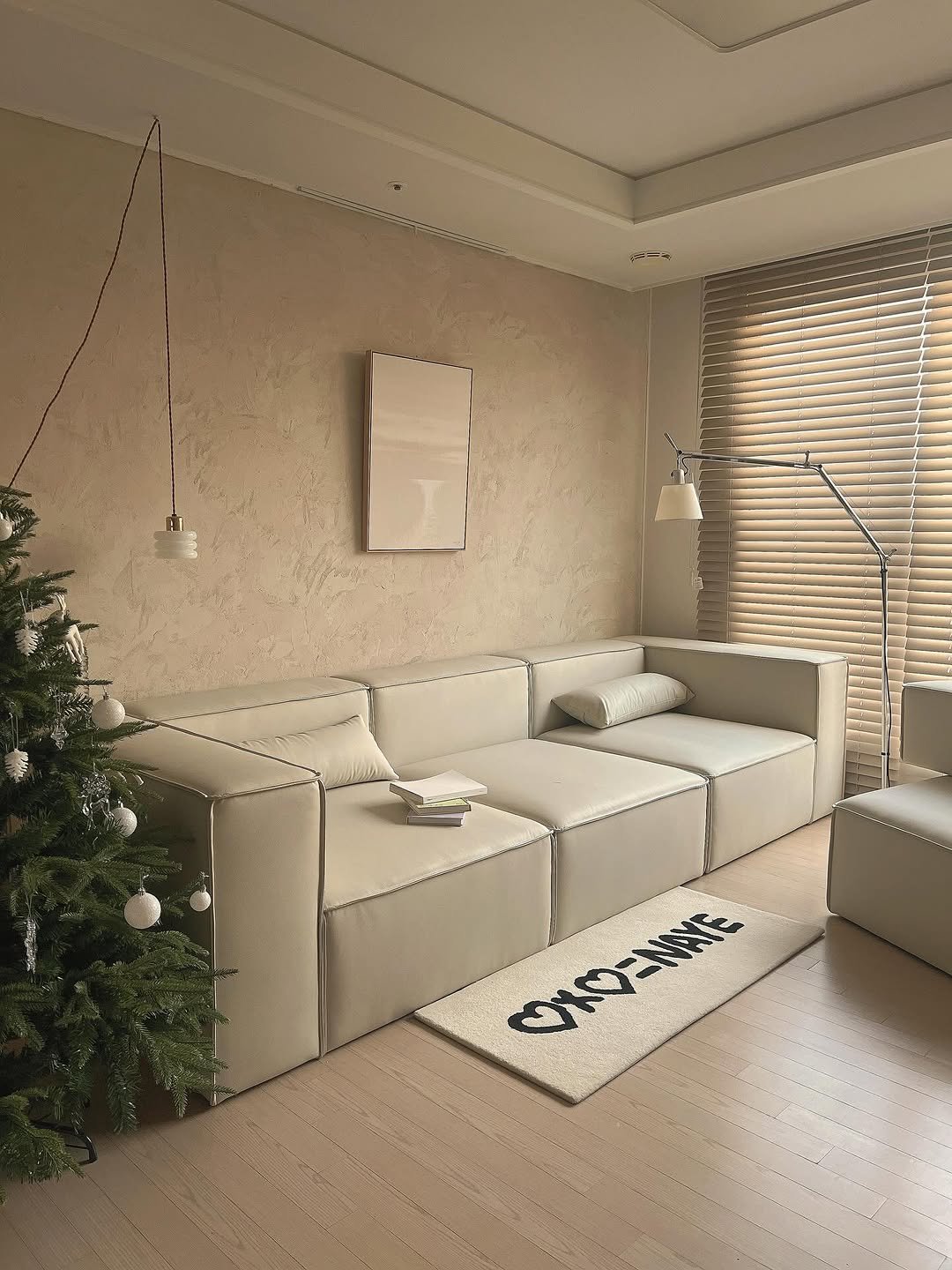 Photo shared by 우드인테리어 • 홈스타일링 • 집꾸미기 on December 26, 2025 tagging @comocasa_furniture. May be an image of sofa, armchair, chaise lounge, living room, indoors and text.