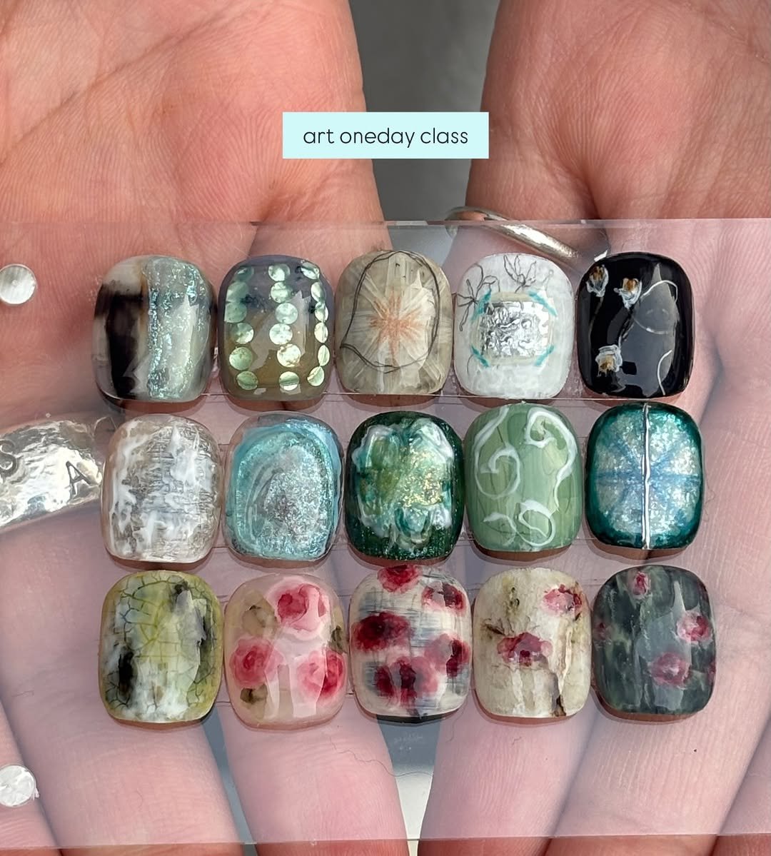 Photo shared by sodinail 쏘디네일 𖦹𖦹 포항네일 | 뉘앙스네일 | 유니크네일 | 자석네일 on March 22, 2026 tagging @_sodi.nailclass. May be an image of one or more people, fingernails and text that says 'r artonedayclass oneday class 2O0 DRGTL'.