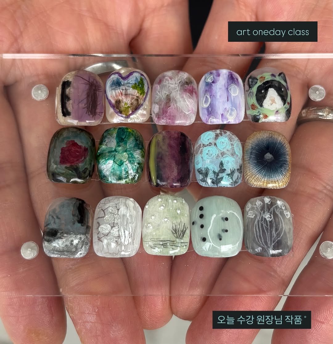 Photo shared by 쏘디네일𖦹𖦹아트수강 | 네일수강 |원데이클래스 on March 10, 2026 tagging @_nail.sodi. May be an image of one or more people, fingernails and text that says 'artonedayclass art oneday class 9000 오늘 늘 수강 수강원장님작품 원장님작품'.