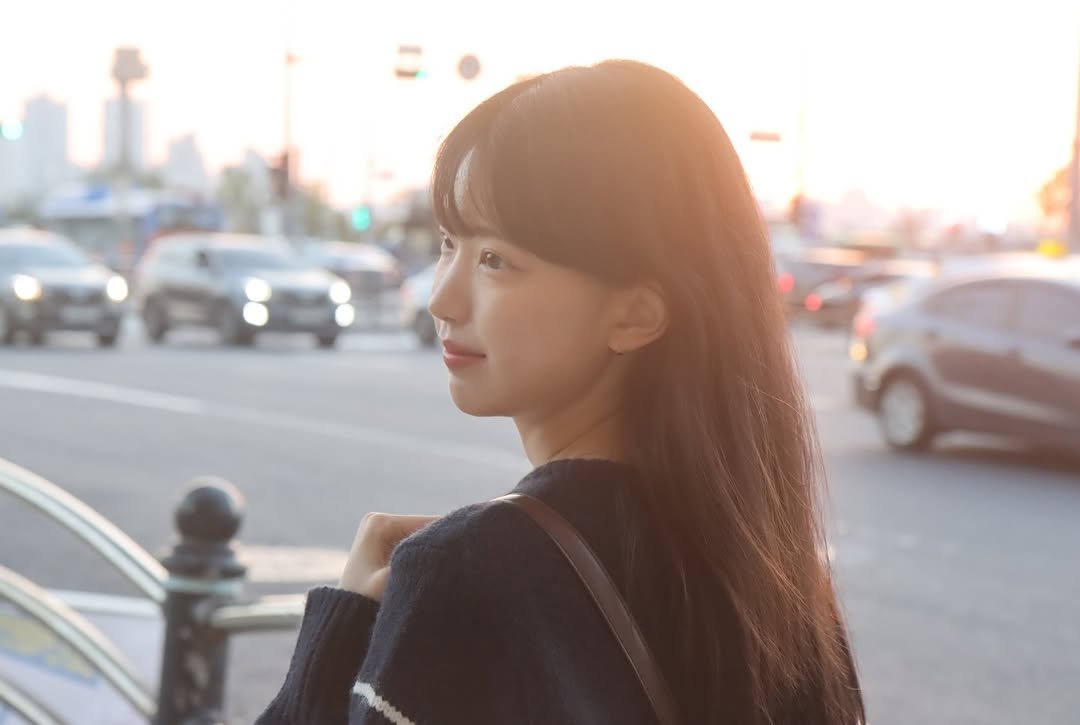 Photo by 누룽지 on November 29, 2025. May be an image of one or more people, hair, street and text.