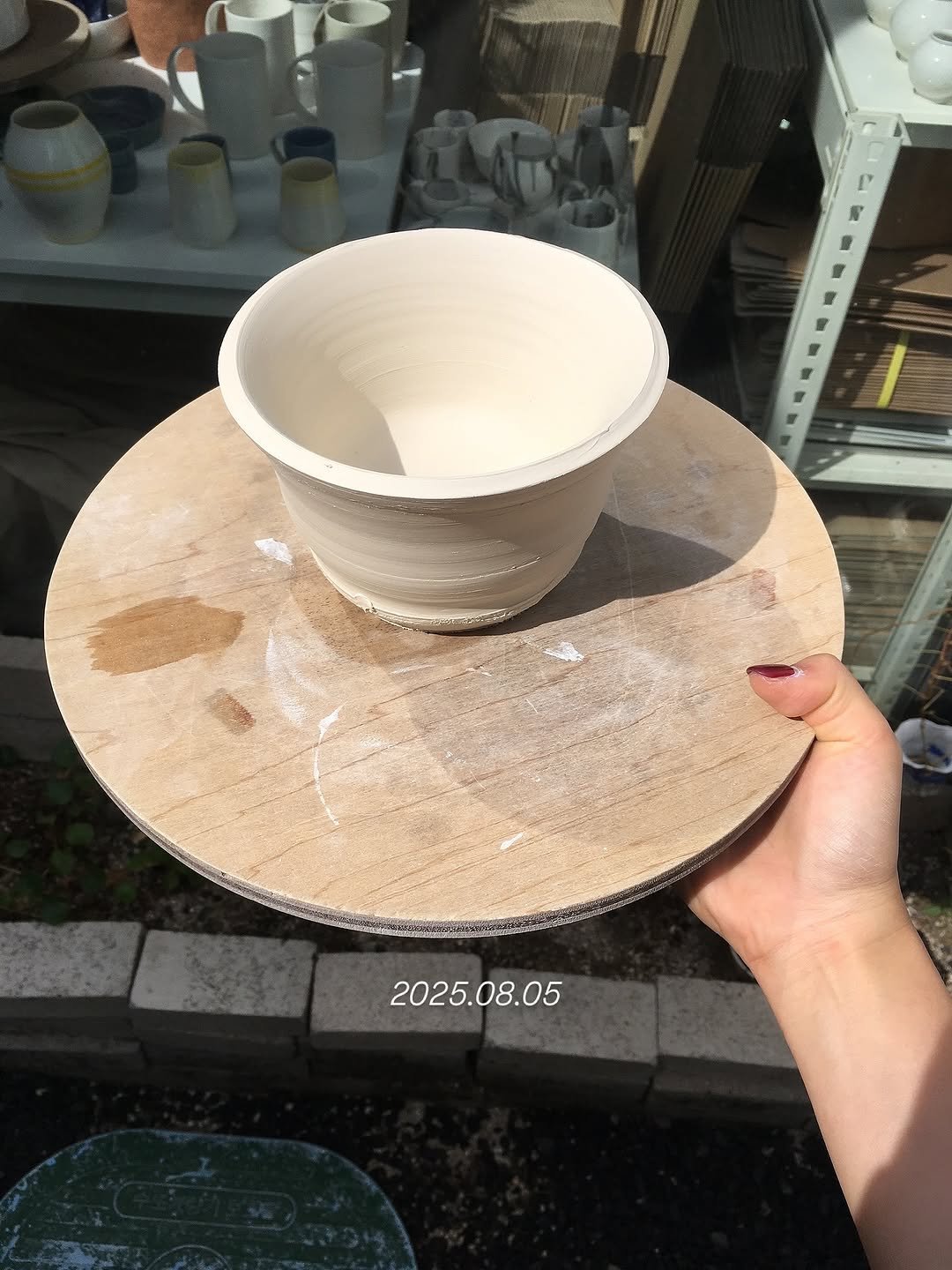 Photo by 이도씨 on August 05, 2025. May be an image of pot, pottery, bowl and text.