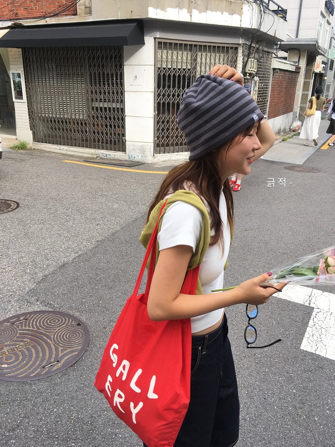 Photo shared by 이도씨 on August 08, 2025 tagging @chaedus, @1011.gallery, @le.doci.official, and @coyseio. May be an image of 2 people, hat, grocery bag, beret, street and text that says 'JI Salea 굵적 ERY GALL ERY'.