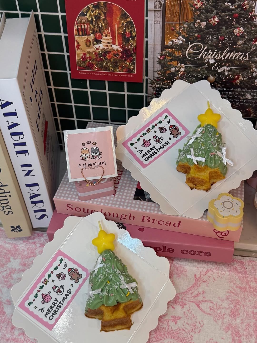 Photo by 오라베이커리⋅송파강아지당일케이크⋅강아지수제간식⋅클래스 in 위례신도시. May be an image of ‎cake, gingerbread cookie and ‎text that says '‎Christimas B ه 文 ዝ み MER MERICT MEK CHRISTMA CHRISTMAS! TMAS! 모라 오라베이커리 모라베이커리 미크 iffan. FIiO TABLE IN ddings PARIS Sourdough Sour ough Bread core A MERRIMAS! आ ਮ MERRY CHRISTMAS!‎'‎‎.