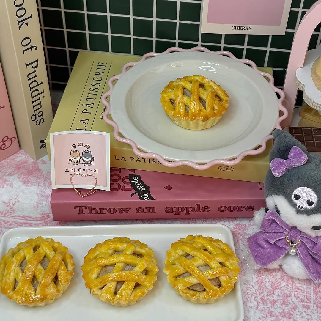 Photo by 오라베이커리 송파 강아지당일케이크 강아지수제간식 in 위례신도시. May be an image of tart, potpie, turnover, pie, scone, hand pie, blueberries and text.