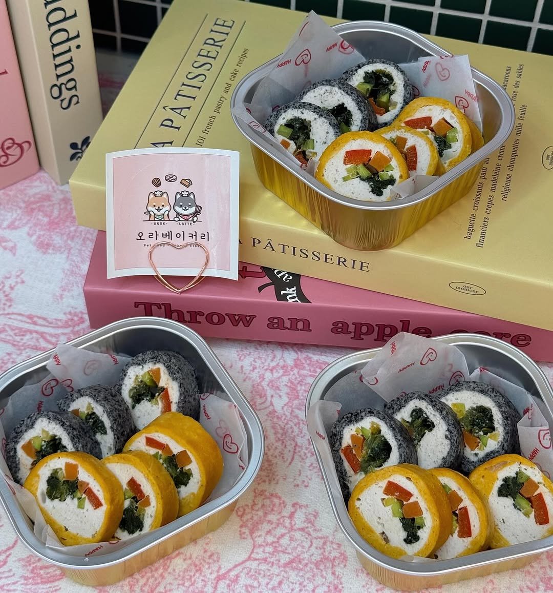Photo by 오라베이커리 송파 강아지당일케이크 강아지수제간식 in 롯데월드몰. May be an image of sushi, hamper, seaweed, sandwich and text.