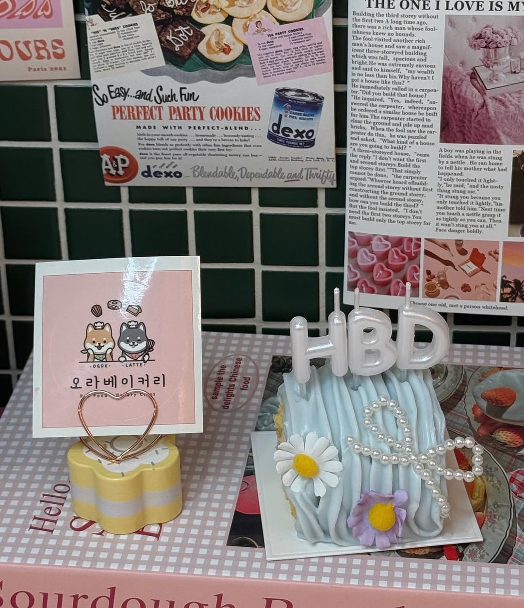 Photo by 오라베이커리⋆송파강아지케이크⋆강아지수제간식⋆애견수제간식 in 송파구 장지동. May be an image of picture frame, hamper, cake, calendar, prairie gentian and text.