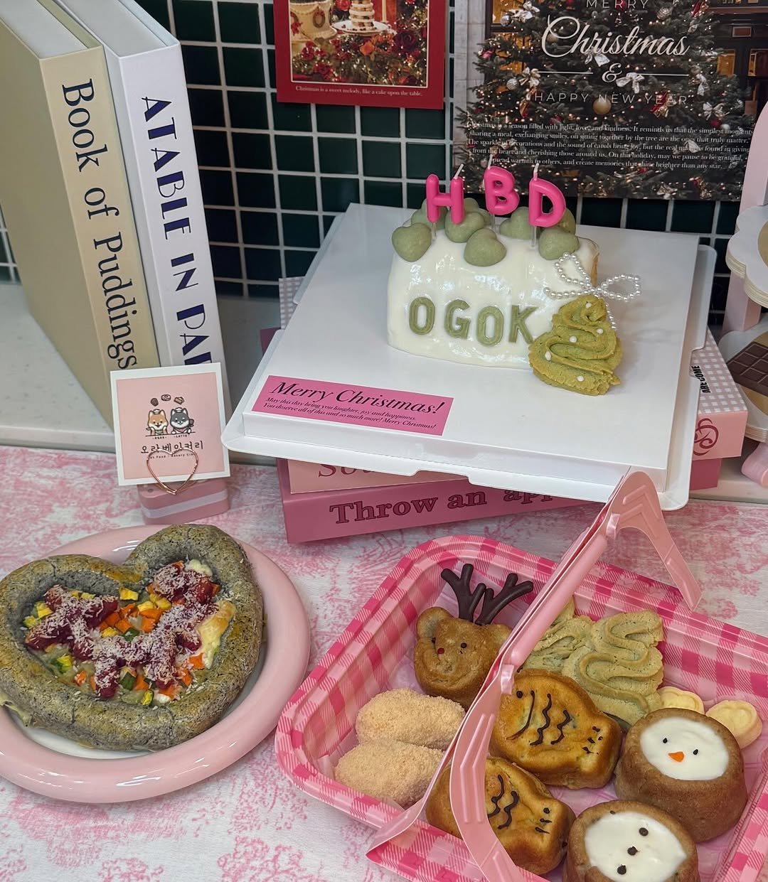 Photo by 오라베이커리⋅송파강아지당일케이크⋅강아지수제간식⋅클래스 on December 22, 2025. May be an image of turnover, cake, gingerbread cookie, bread and text.