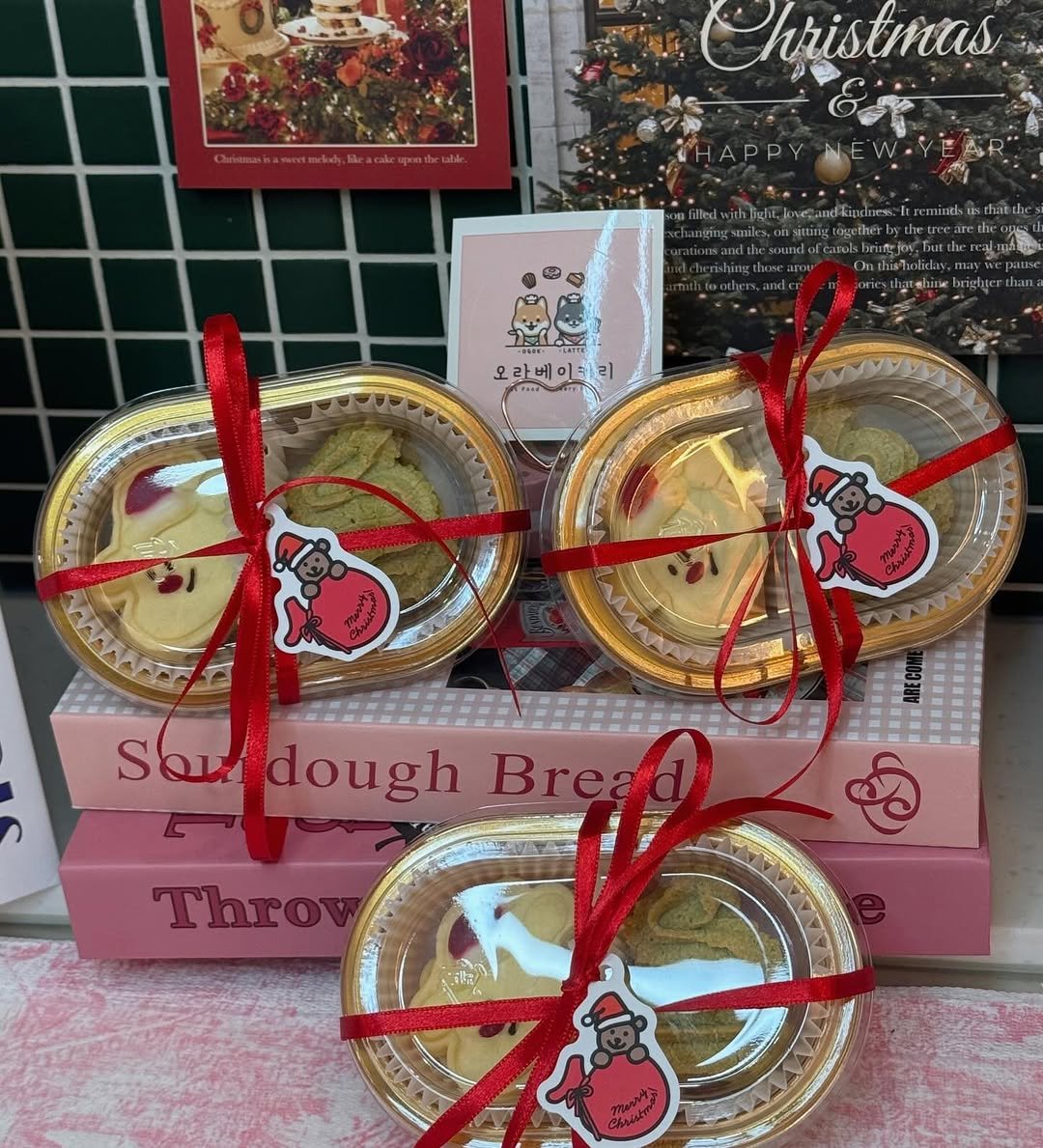 Photo by 오라베이커리⋅송파강아지당일케이크⋅강아지수제간식⋅클래스 in 송파구 문정동. May be an image of cake, gingerbread cookie, hamper, bread, placemat, kitchenware and text.