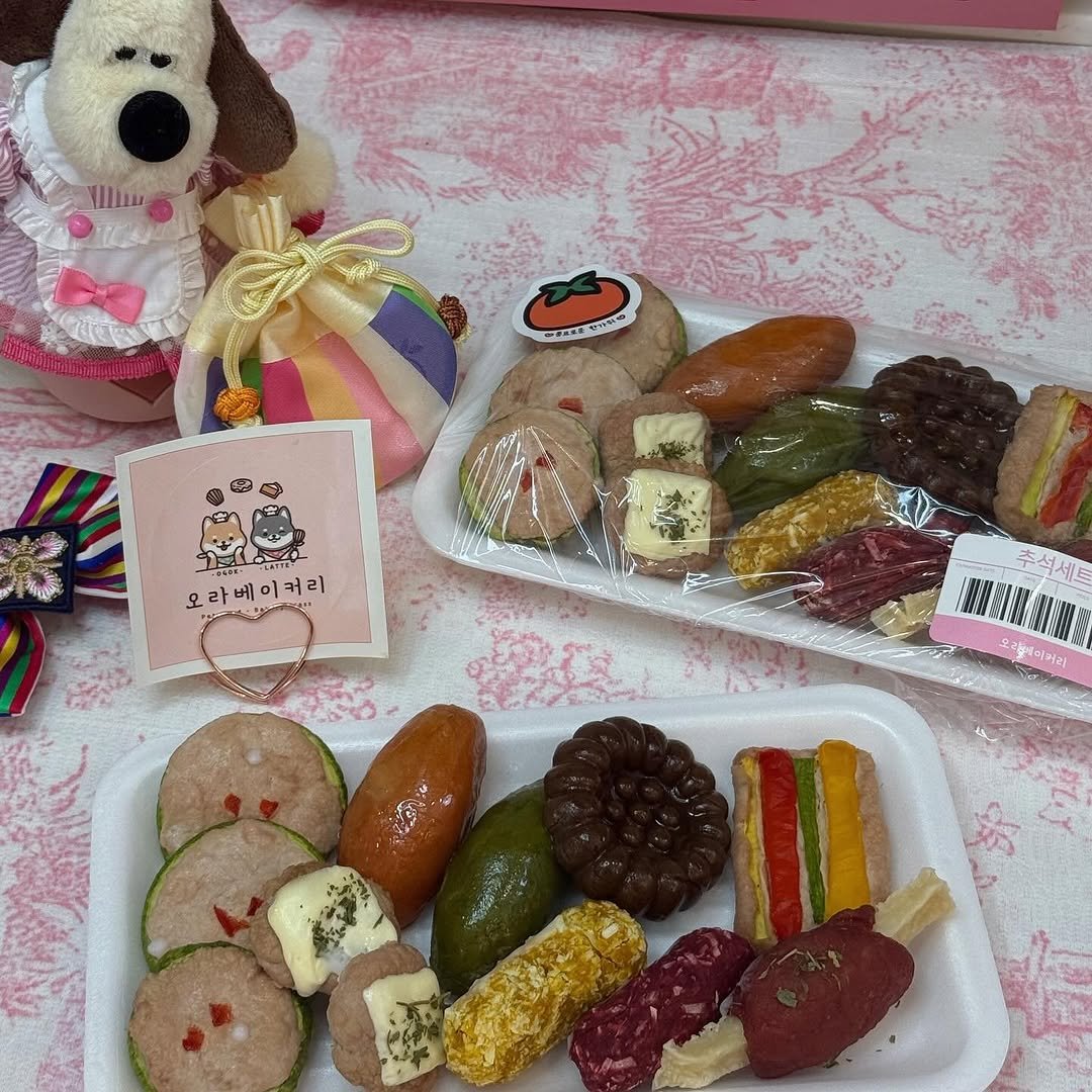 Photo by 오라베이커리 송파 강아지당일케이크 강아지수제간식 in 송리단길 SongniDan-gil. May be an image of croquette, eclair, sausage, bread and text.