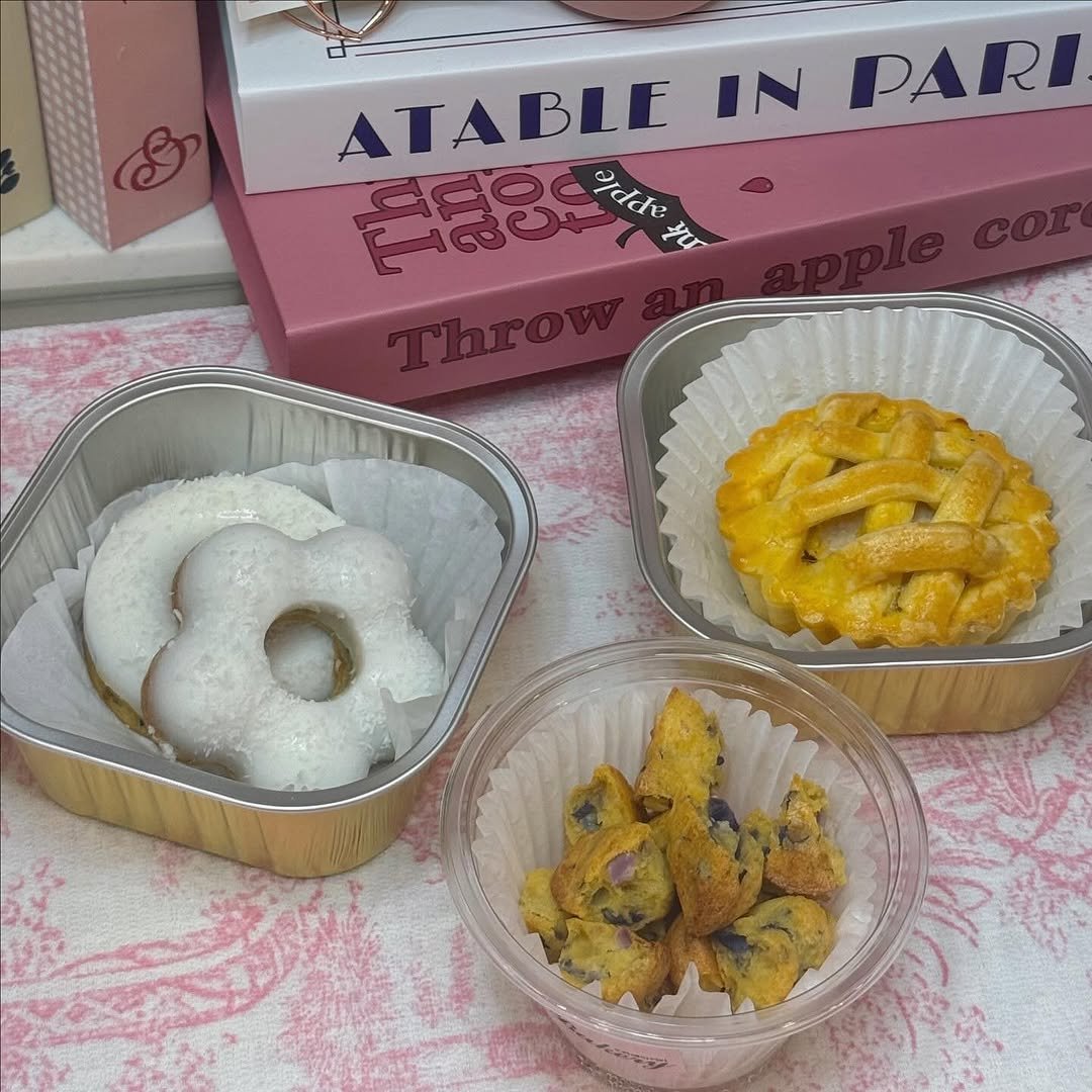 Photo by 오라베이커리 송파 강아지당일케이크 강아지수제간식 in 송리단길 SongniDan-gil. May be an image of coconut macaroon, cake and text.
