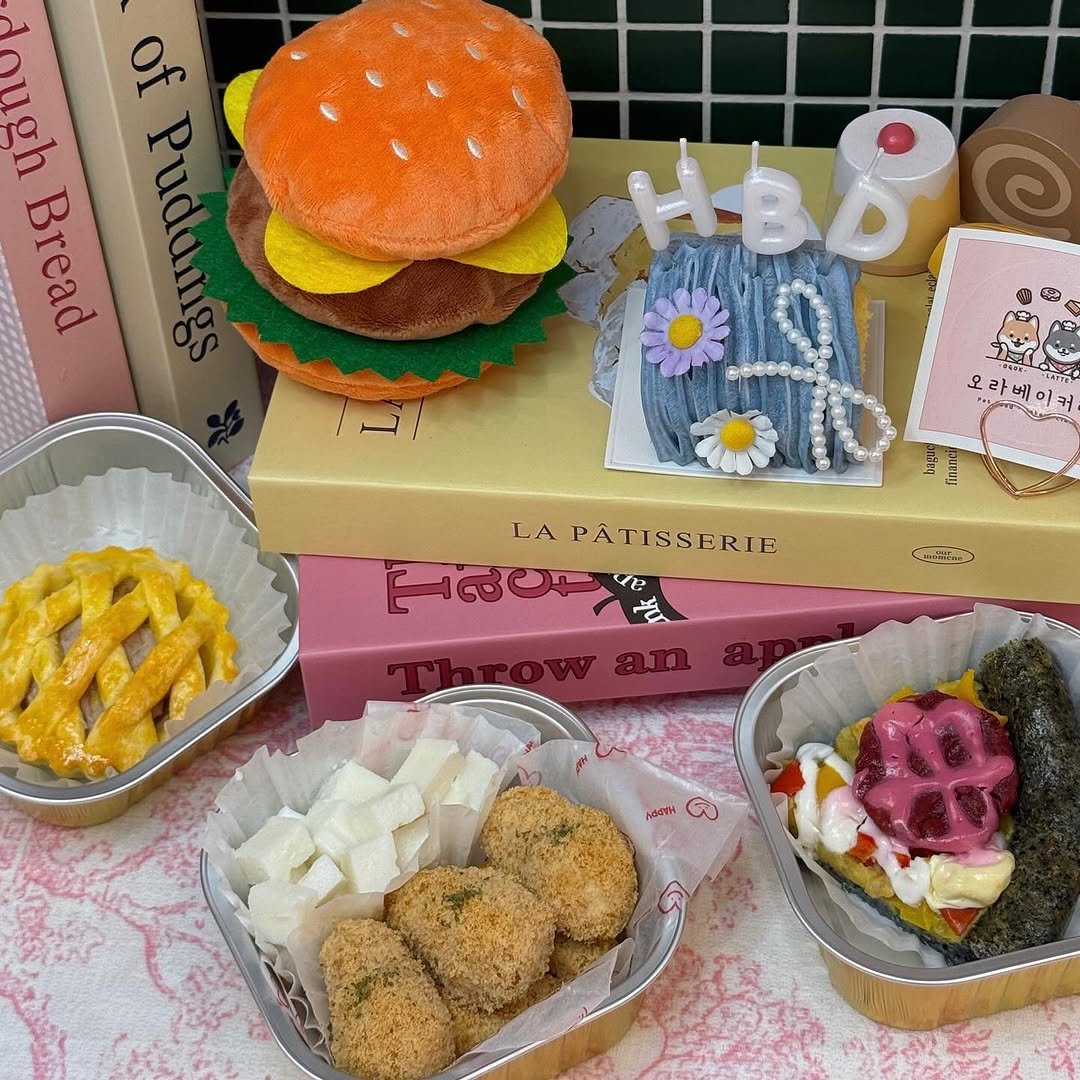 Photo by 오라베이커리 송파 강아지당일케이크 강아지수제간식 in 위례신도시. May be an image of burger, toy, hamper, french fries and text.