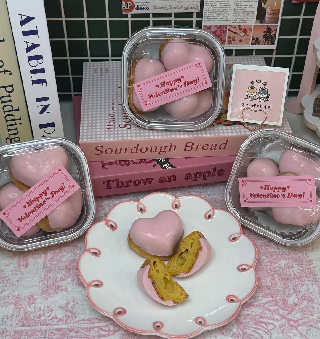 Photo by 오라베이커리⋆송파강아지케이크⋆강아지수제간식⋆애견수제간식 in 송파구 문정동. May be an image of coconut macaroon, cake, heart, cookie, soap and text.