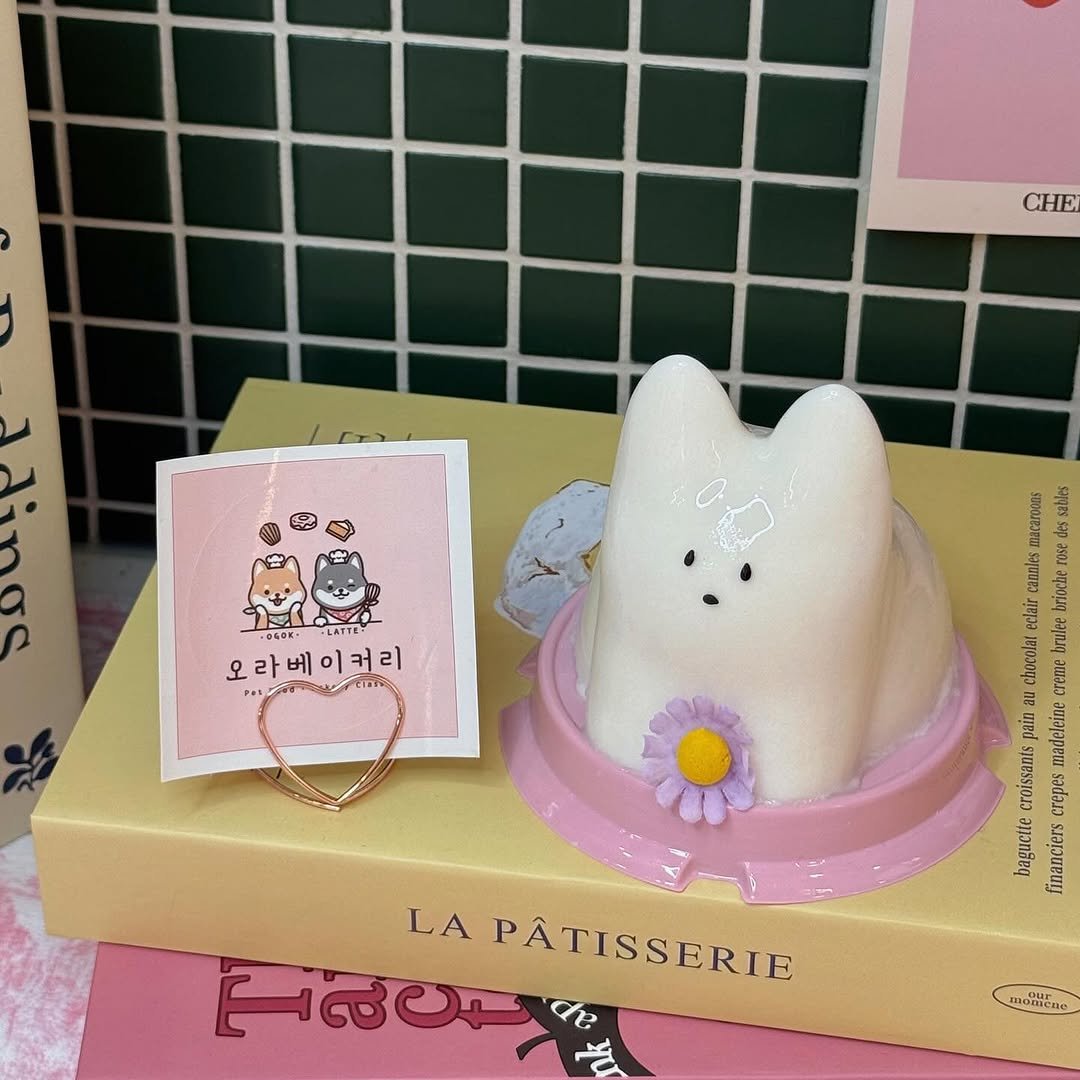 Photo by 오라베이커리 송파 강아지당일케이크 강아지수제간식 in 송파구 문정동. May be an image of ‎hand cream, paper weight, candle, baby's-breath and ‎text that says '‎CHE 小 40 +ΟσοΚ- 오라베이커리 베 نا 리 PL nacaлиB nase szbles eclair cannles Inocbe brulee cbocolar 首 creme ain paia madeleine croissants crepes baguctte financiers LA PÂTISSERIE శలుಾಡಡ de nBeA our‎'‎‎.