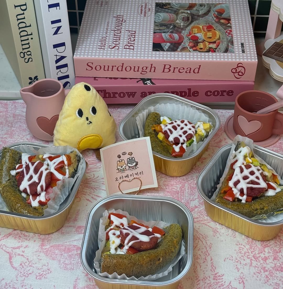 Photo by 오라베이커리 송파 강아지당일케이크 강아지수제간식 in 송파구 장지동. May be an image of chiffon cake, turnover, strawberry, cheesecake, cornbread, scone and text that says 'Puddings INPARI E IN Sourdough PARI Hello, So Bread Bre 銀 Sourdough Bread 芸 り L u ፍድ 오라베이커리 베 む Mob'.