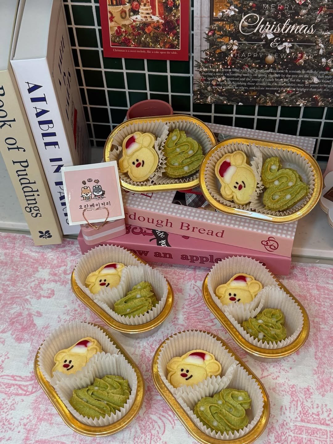 Photo by 오라베이커리⋅송파강아지당일케이크⋅강아지수제간식⋅클래스 in 문정법조단지. May be an image of ‎dessert, durian and ‎text that says '‎MERRY Christimas mouilgretiar nook of ATABLE Puddings INPAR PARDO IN ب LOm 時 모라베미커리 dough Bread ሕር 兰 appl‎'‎‎.