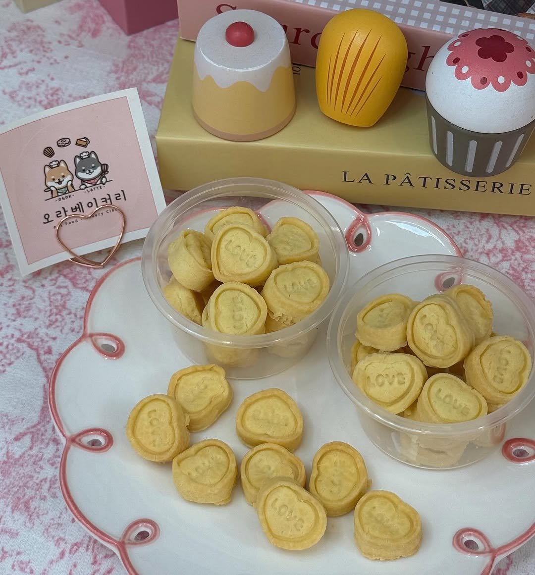 Photo by 오라베이커리 송파 강아지당일케이크 강아지수제간식 in 올림픽공원 Seoul Olympic Park. May be an image of cake, coconut macaroon, cookie, wafer and text.