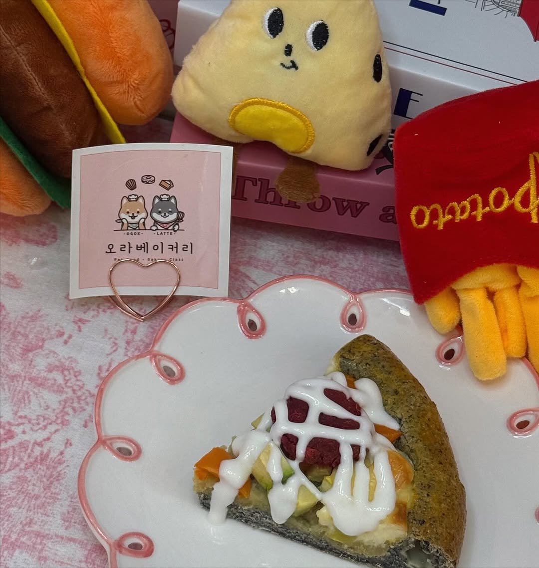 Photo by 오라베이커리 송파 강아지당일케이크 강아지수제간식 in 송파구 장지동. May be an image of cake, sandwich, scone, bread and text.