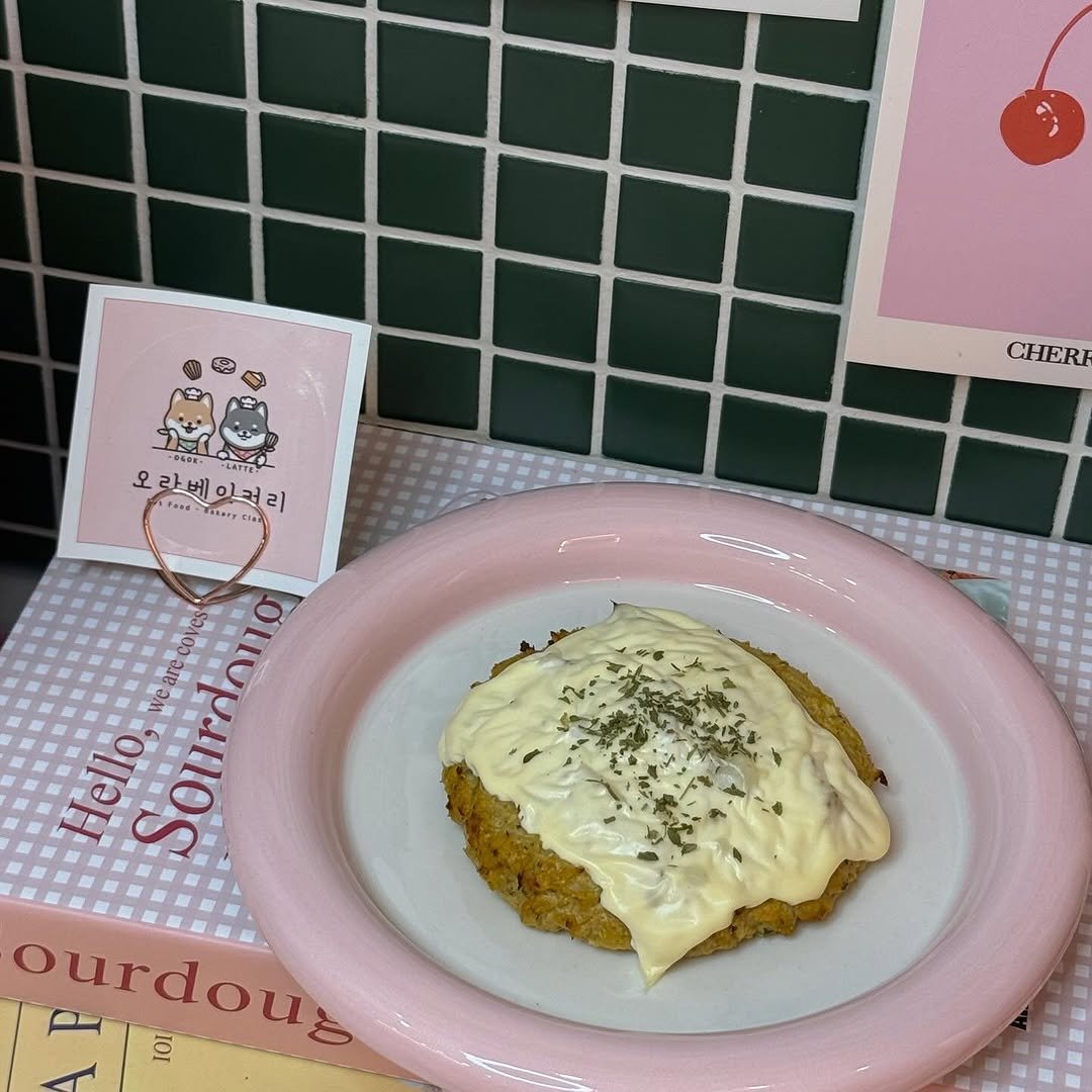 Photo by 오라베이커리 송파 강아지당일케이크 강아지수제간식 in 송파구 장지동. May be an image of ‎cake, scone and ‎text that says '‎CHER سود 2 오라베이러리 FaRE CherpeM 리 오 오란베 LATTEY ello. Sourdano are.coves Coves ourdou lon‎'‎‎.