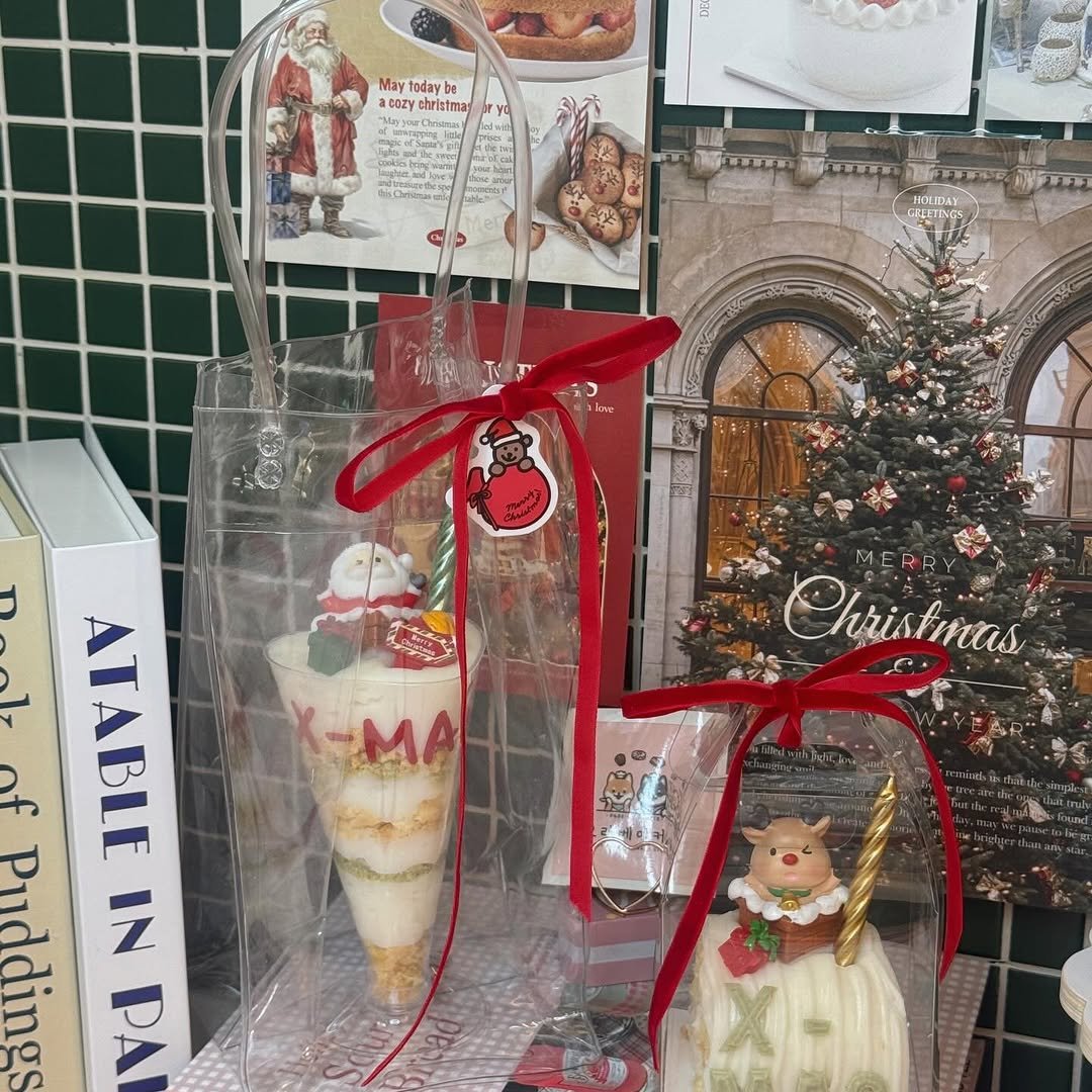 Photo by 오라베이커리⋅송파강아지당일케이크⋅강아지수제간식⋅클래스 on December 19, 2025. May be an image of cake, hamper and text.