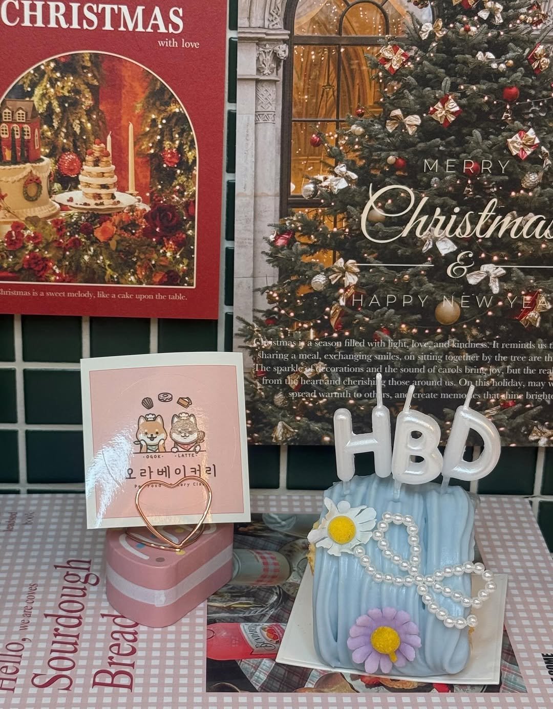 Photo by 오라베이커리⋅송파강아지당일케이크⋅강아지수제간식⋅클래스 in 송파구 장지동. May be an image of cake, candle, hamper, card, prairie gentian, baby's-breath and text.