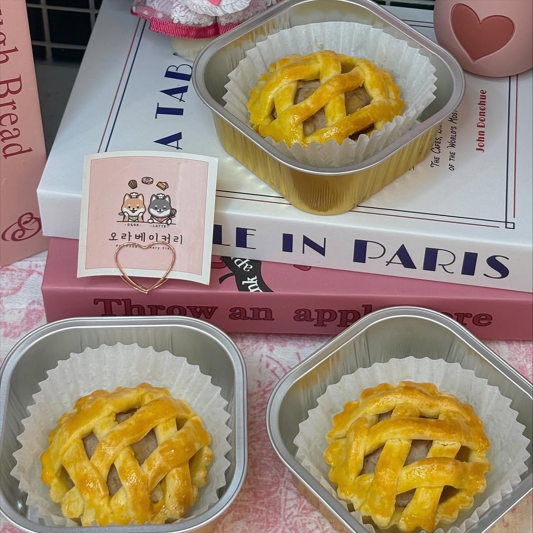 Photo by 오라베이커리 송파 강아지당일케이크 강아지수제간식 in 송파구 문정동. May be an image of ‎tart, potpie, turnover, pie, hand pie and ‎text that says '‎ک Bread TAB A Denchue WURLD's, Jehn สุดร OFTHE S 知 오라베이커리 오 아버 오라베 베 인커 LE IN aP nk PARIS‎'‎‎.