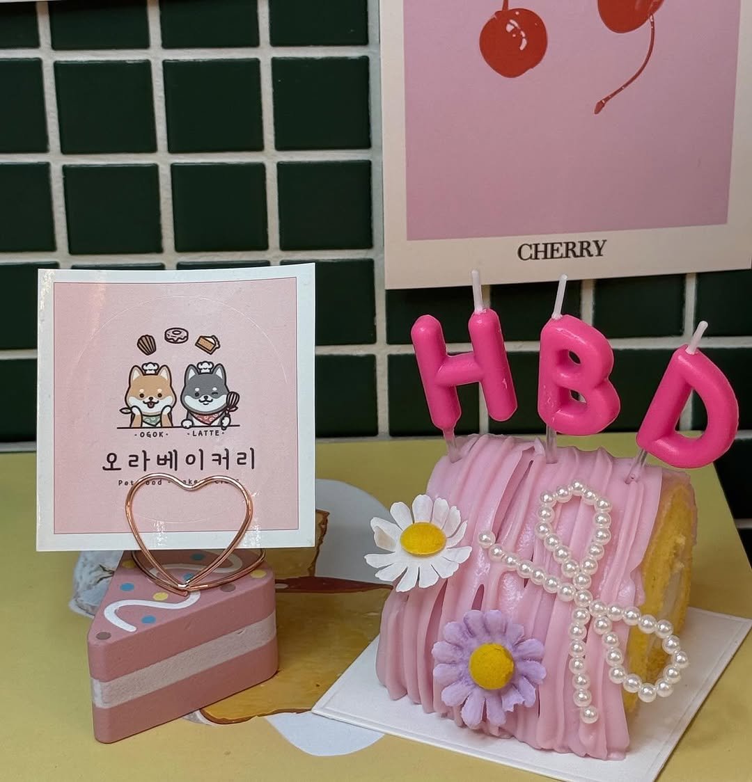 Photo by 오라베이커리 송파 강아지당일케이크 강아지수제간식 in 위례신도시. May be an image of cake, card, hamper, candle, prairie gentian, baby's-breath, rose and text that says '우 o6oK- LATTE- 오라베이커리 오라 이커리 머리 PayTod CHERRY H8s'.