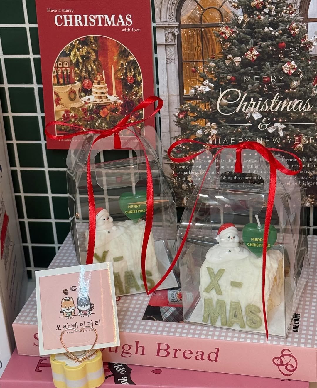 Photo by 오라베이커리⋅송파강아지당일케이크⋅강아지수제간식⋅클래스 in 송파구 문정동. May be an image of gingerbread cookie, cake, snowman, hamper, bread and text.