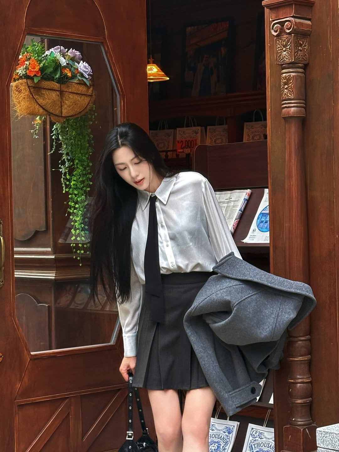 Photo shared by 오하영 Oh Hayoung on October 25, 2025 tagging @zerostreet_korea, and @naver.plus.store. May be an image of duffle coat, overcoat, suit, skirt, miniskirt, blazer and text.