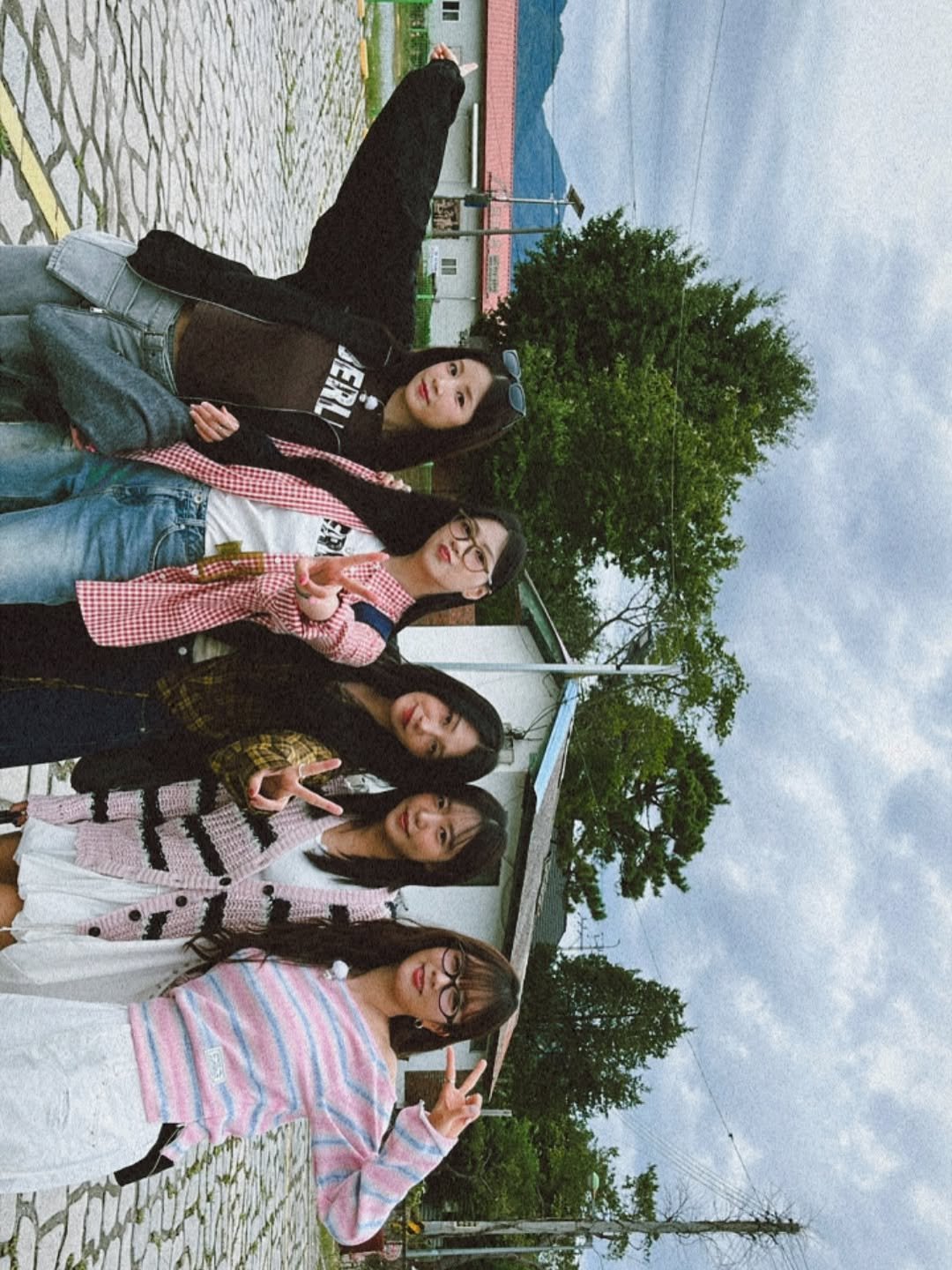 Photo shared by 오하영 Oh Hayoung on October 17, 2025 tagging @_ohhayoung_, @sarangdungy, @mulgokizary, @artist_eunji, and @__yoonbomi__. May be an image of one or more people, outdoors and text.