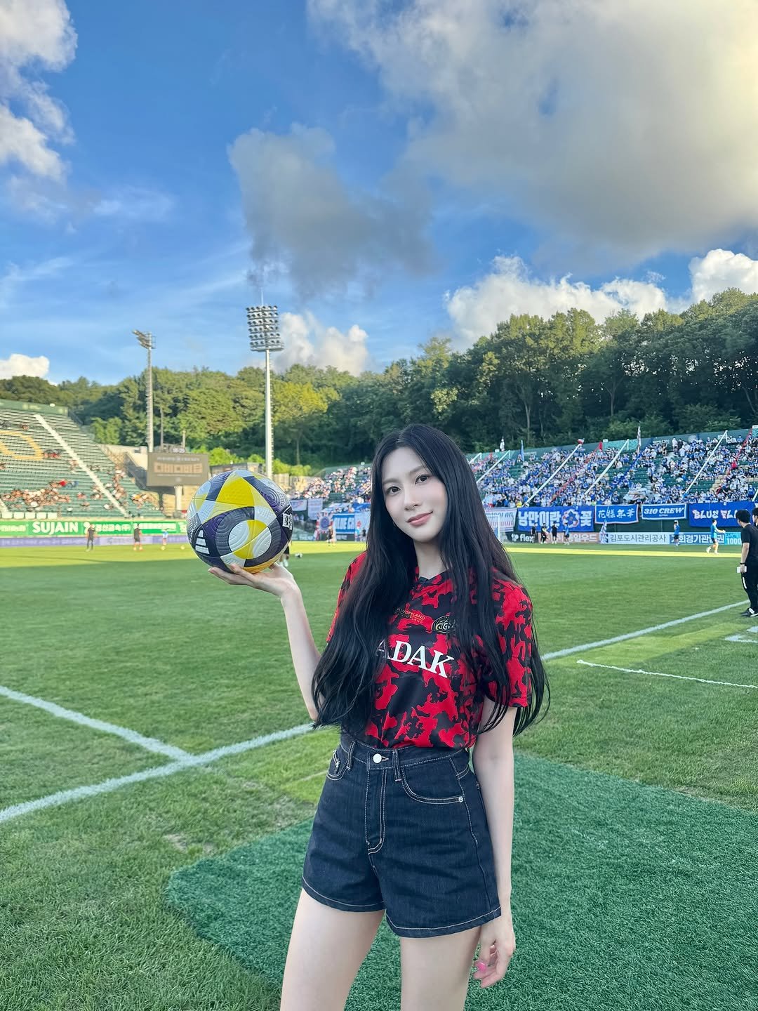 Photo by 오하영 Oh Hayoung on August 16, 2025. May be an image of 2 people, people playing football, people playing soccer, outdoors, stadium and text.